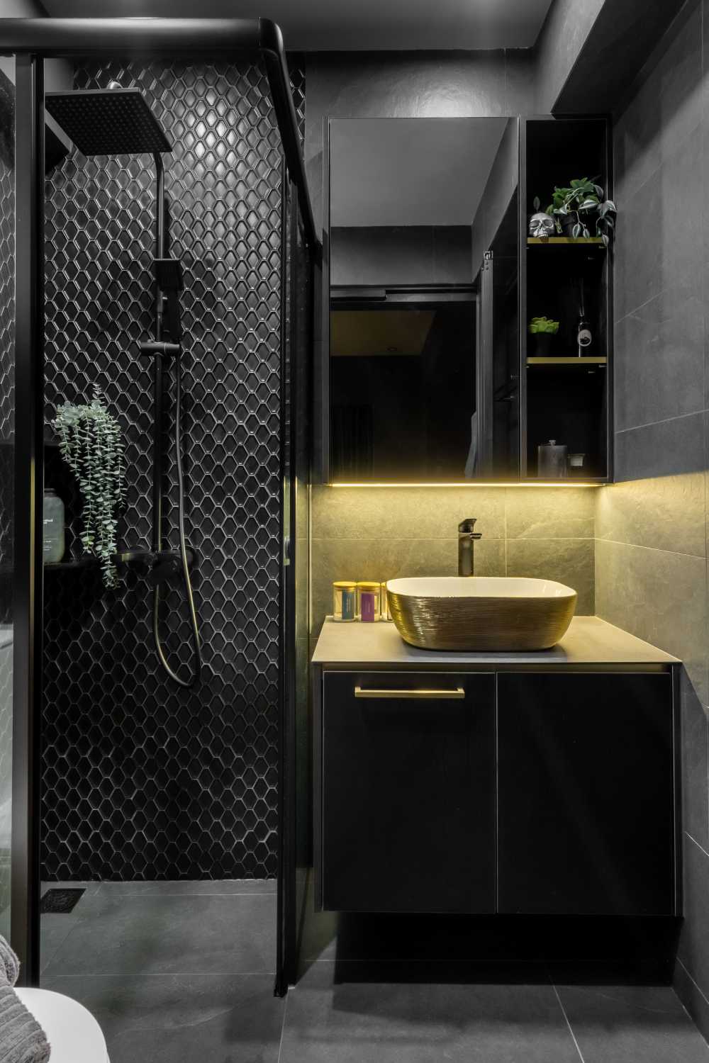 Contemporary Bathroom with Shower Screen and Rainshower