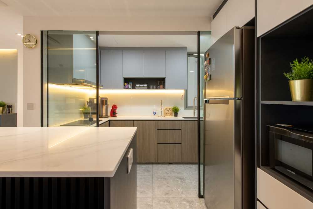 Modern Kitchen with Countertop and Homogeneous Tiles