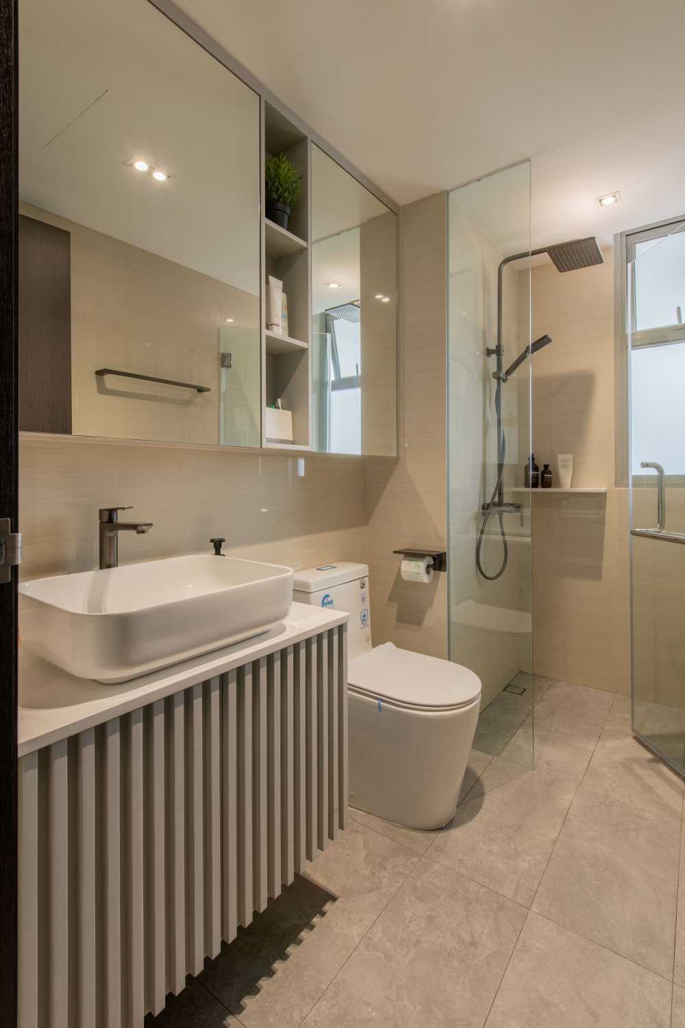 Modern Bathroom with Countertop and Mirror