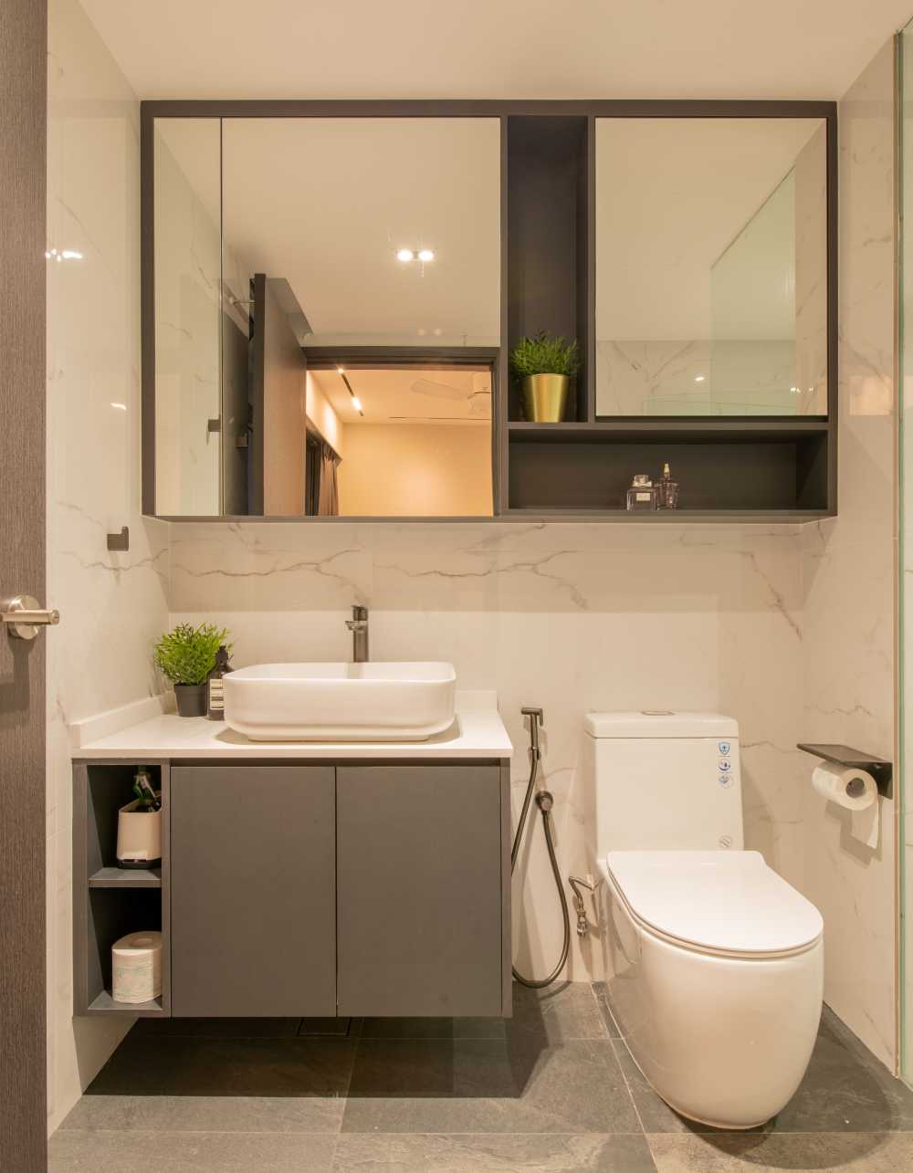 Modern Bathroom with Countertop and Homogeneous Tiles