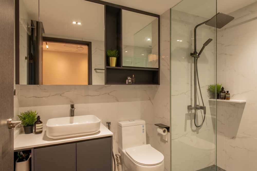Modern Bathroom with Countertop and Mirror