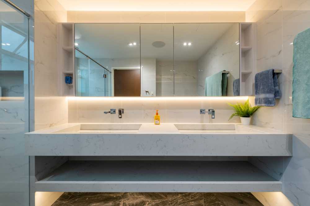 Modern Bathroom with Countertop and Homogeneous Tiles