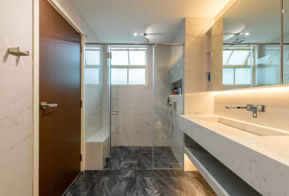 Modern Bathroom with Countertop and Mirror