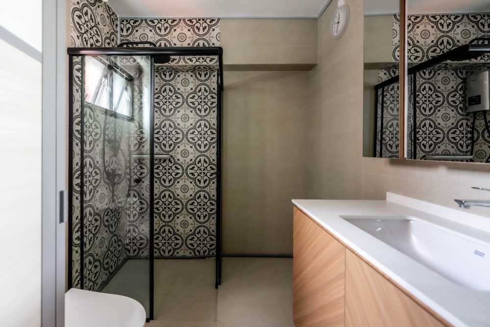Scandinavian Bathroom with Countertop and Homogeneous Tiles