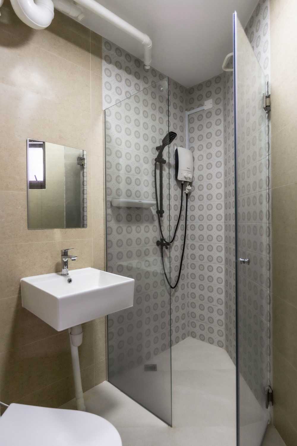 Scandinavian Bathroom with Homogeneous Tiles and Mirror