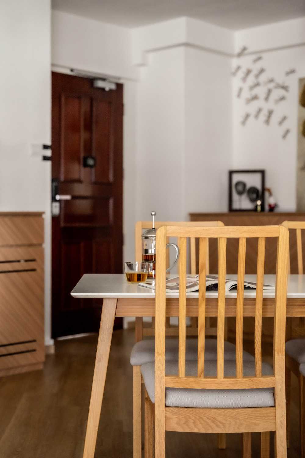Scandinavian Dining Room with Dining Table and Dining Chairs