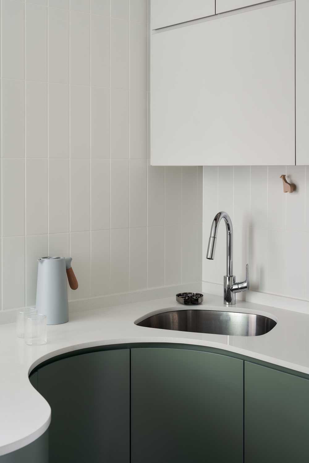 Modern Kitchen with Countertop and Kitchen Island