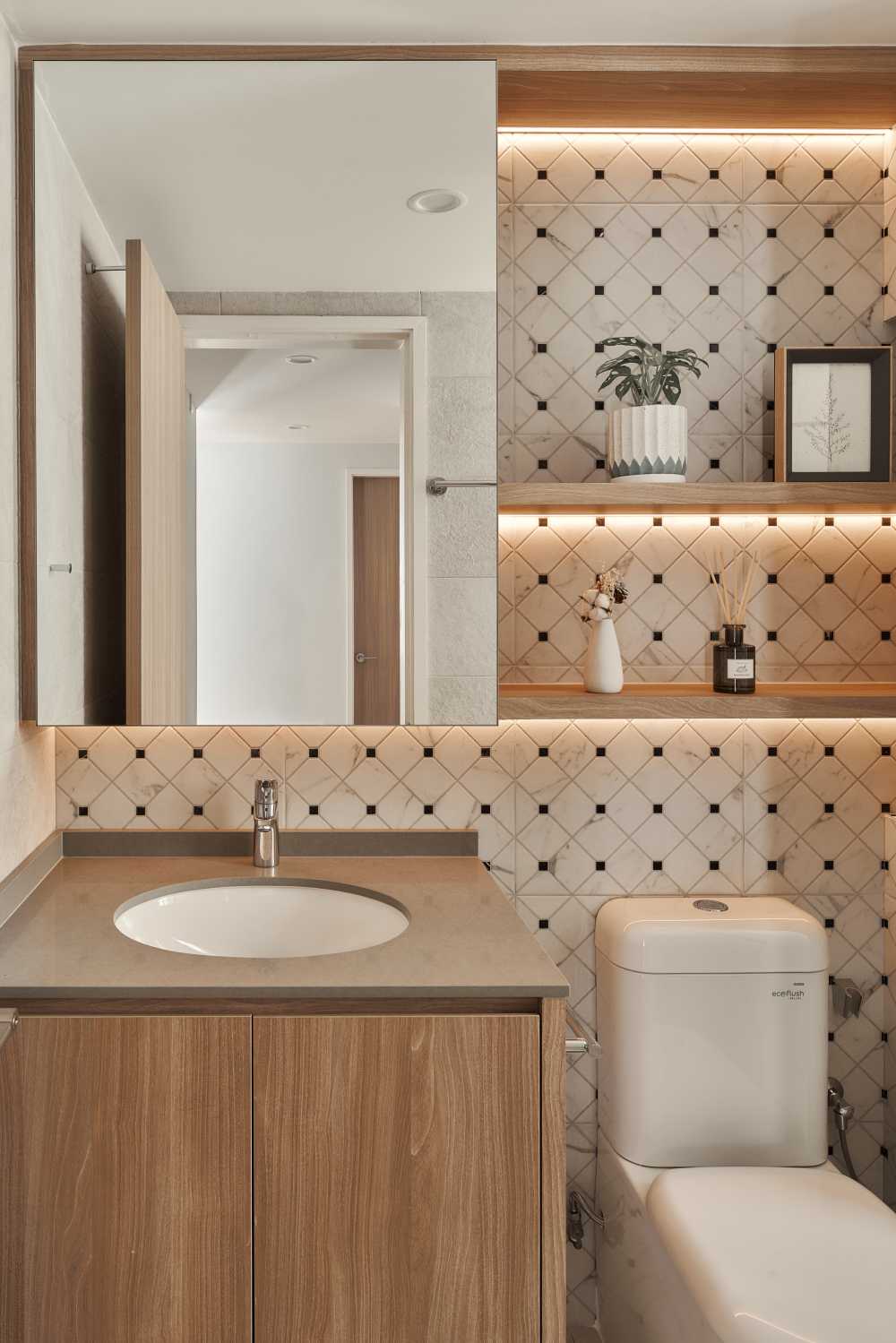 Modern Bathroom with Mirror and Bathroom Storage