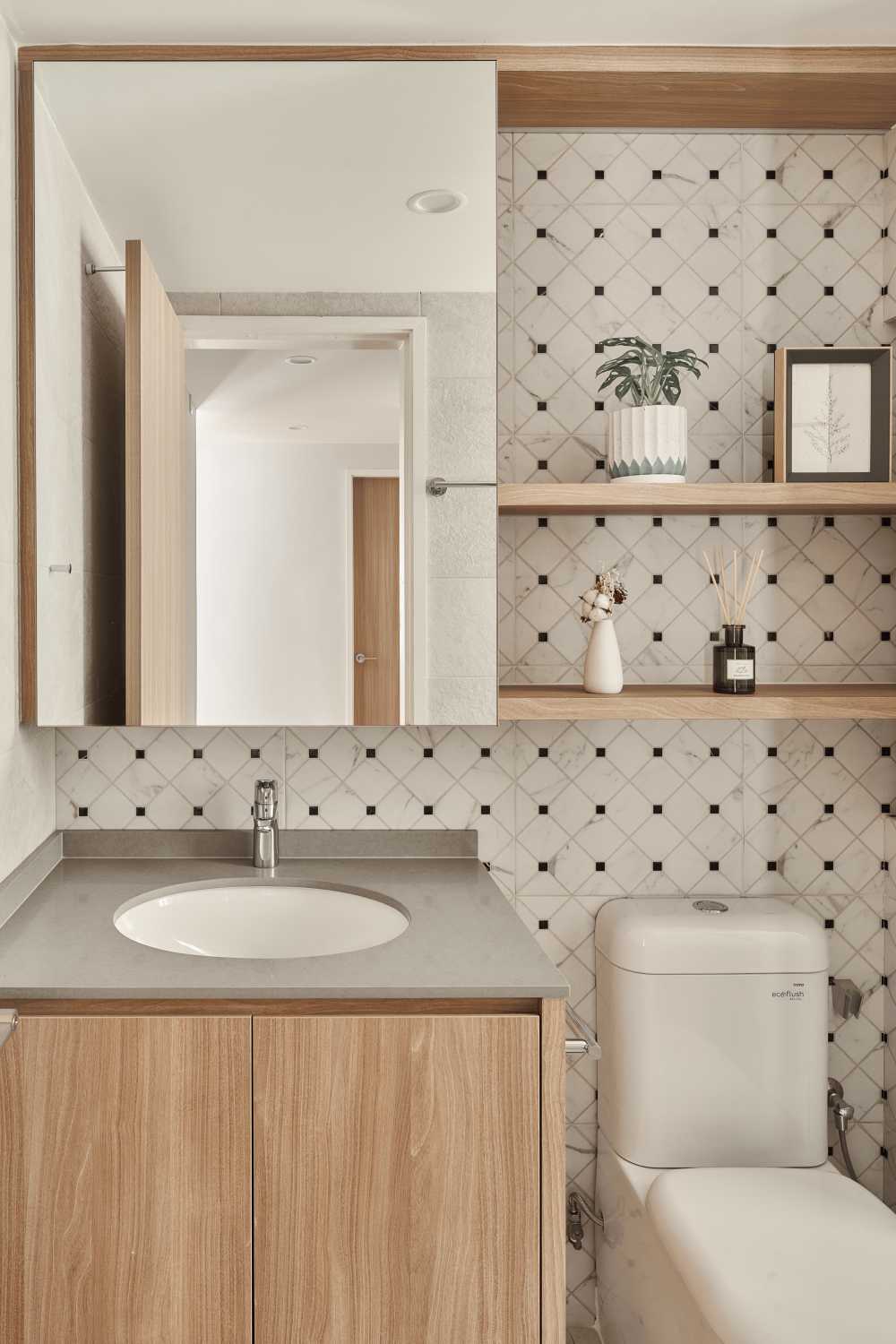Modern Bathroom with Mirror and Bathroom Storage