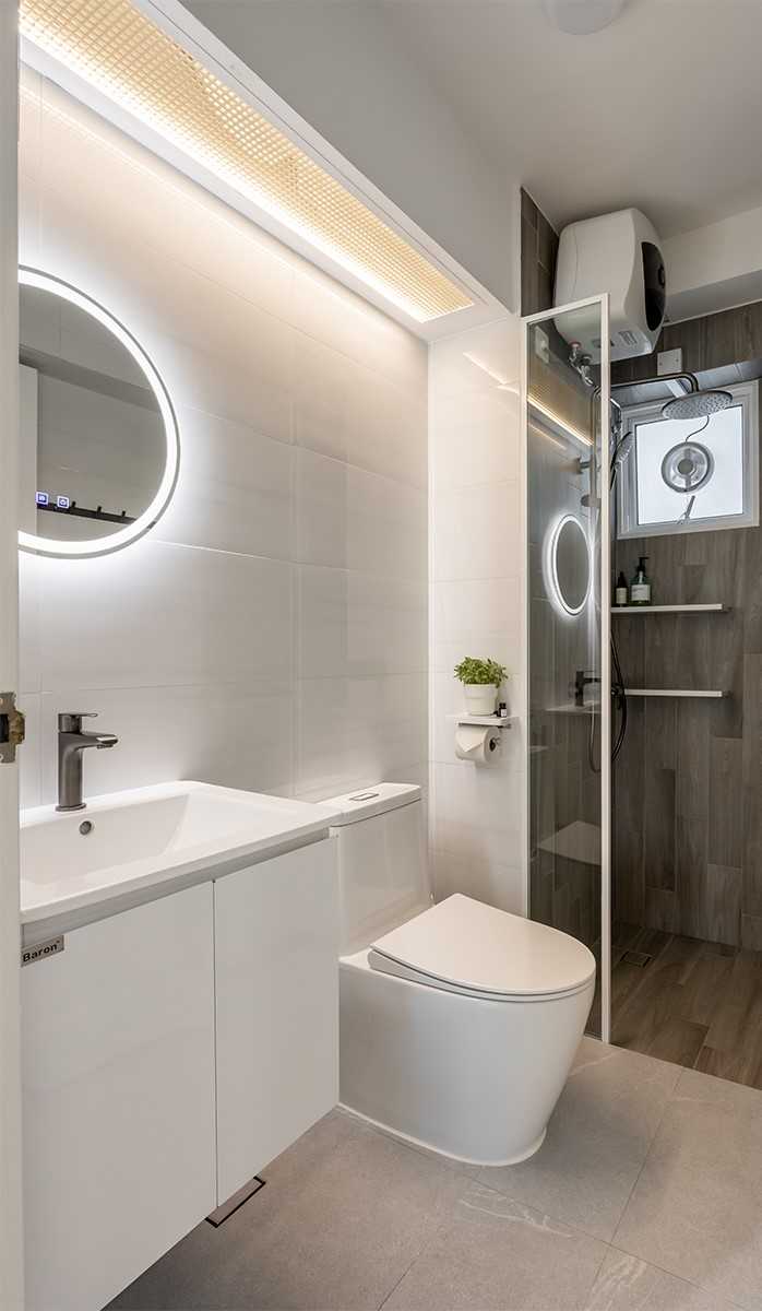 Contemporary Bathroom with Homogeneous Tiles and Wood Flooring