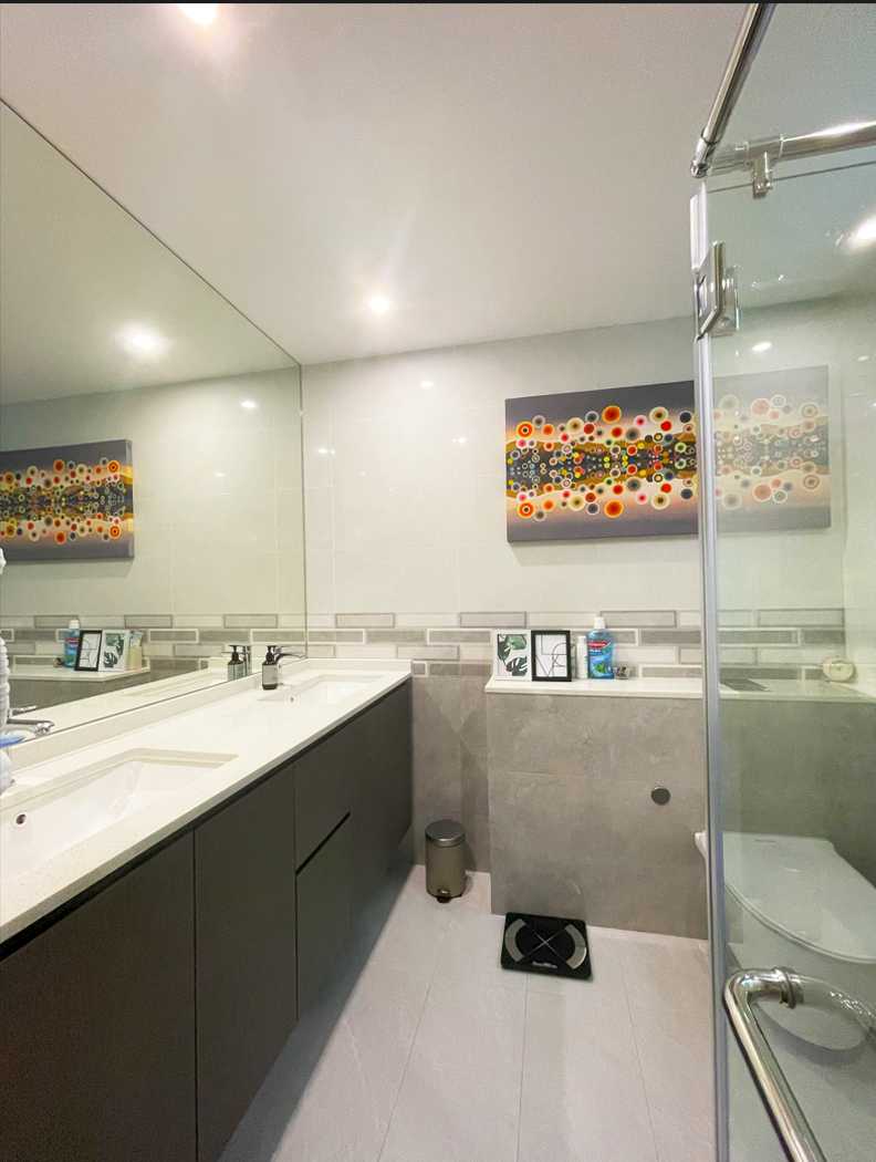 Contemporary Bathroom with Mirror and Vanity Counter