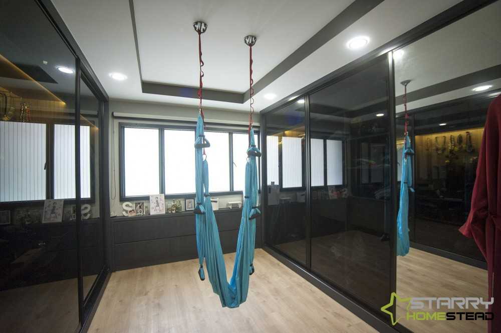 Scandinavian Walk-in Wardrobe with Wardrobe and Sliding Wardrobe
