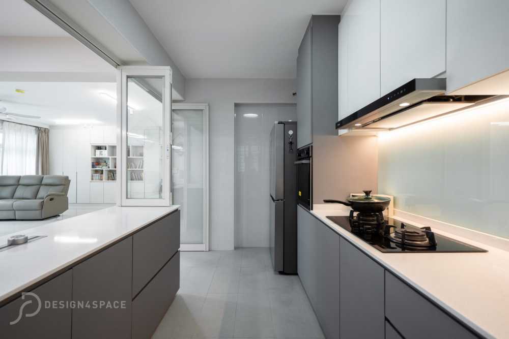 Modern Kitchen with Wood Flooring and Kitchen Window