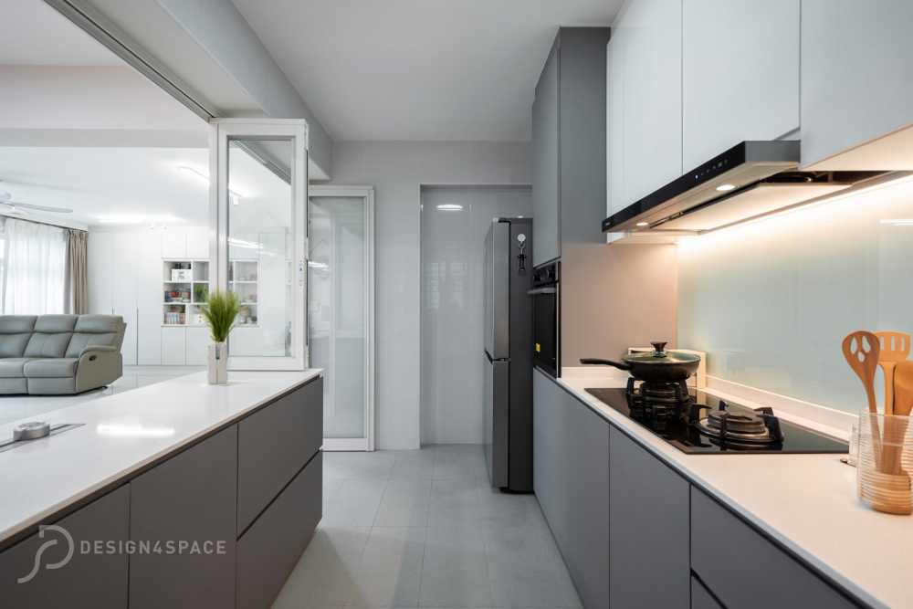 Modern Kitchen with Homogeneous Tiles and Wood Flooring