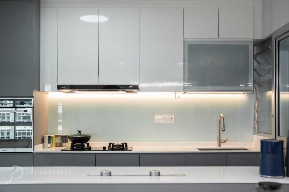 Modern Kitchen with Homogeneous Tiles and Wood Flooring
