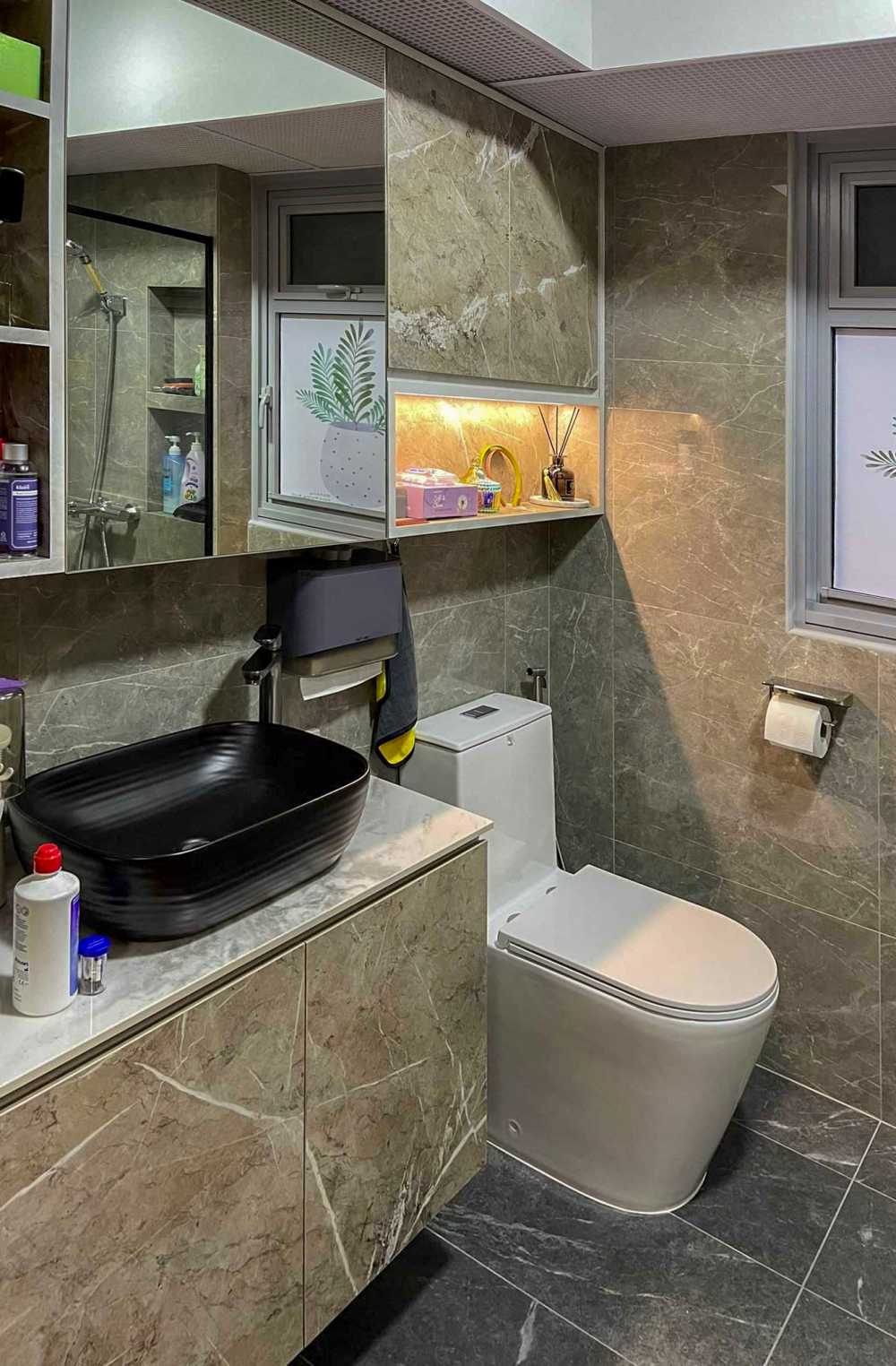Modern Bathroom with Mirror and Wall Mirror