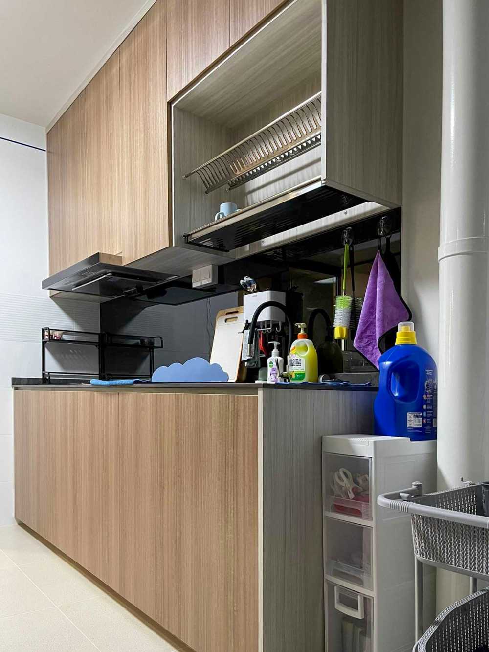 Modern Kitchen with Countertop and Mosaic