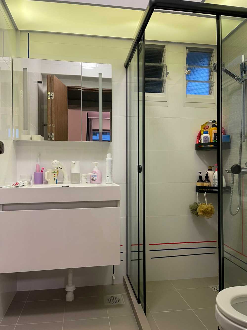 Minimalist Bathroom with Countertop and Homogeneous Tiles