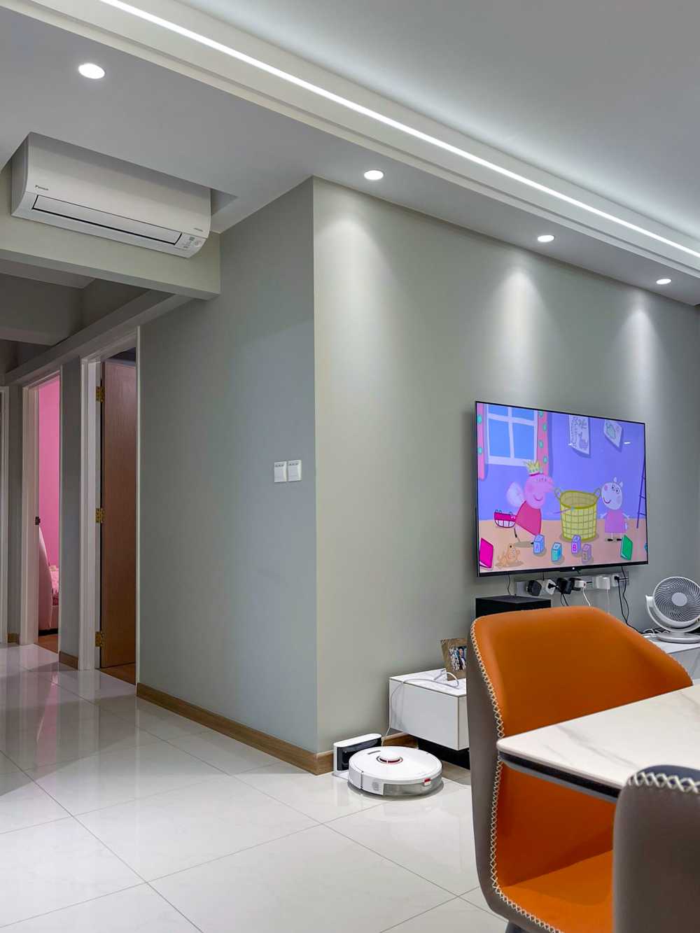 Minimalist Living Room with Homogeneous Tiles and TV Console