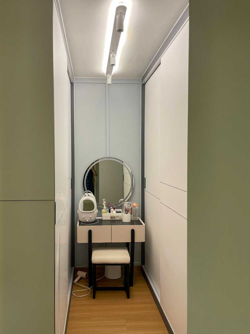 Minimalist Walk-in Wardrobe with Mirror and Wardrobe