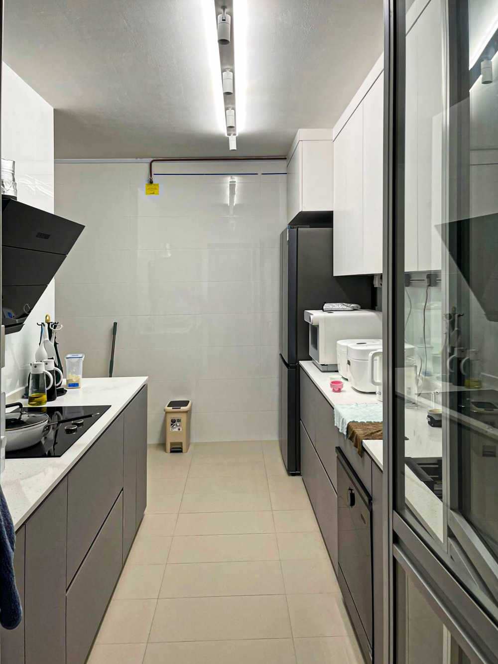 Minimalist Kitchen with Homogeneous Tiles and Kitchen Accessories
