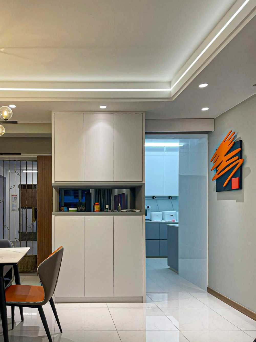 Minimalist Dining Room with Cove Lighting and Dining Table