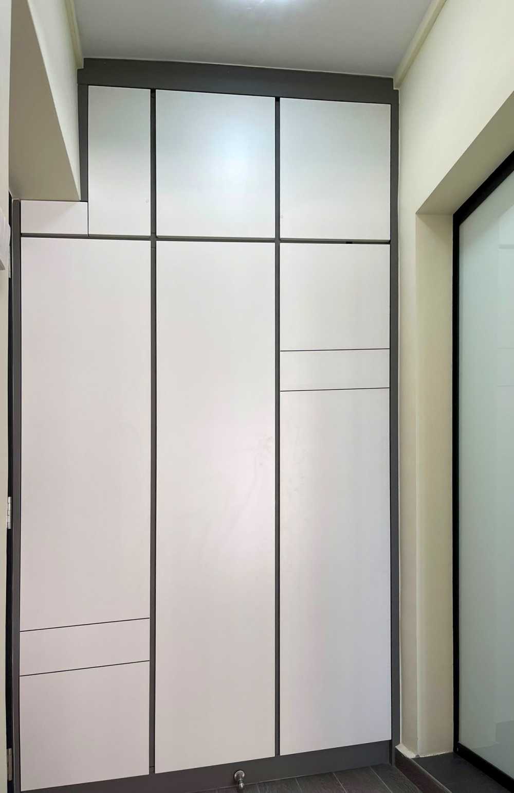 Modern Bedroom with Vinyl Flooring and Wardrobe