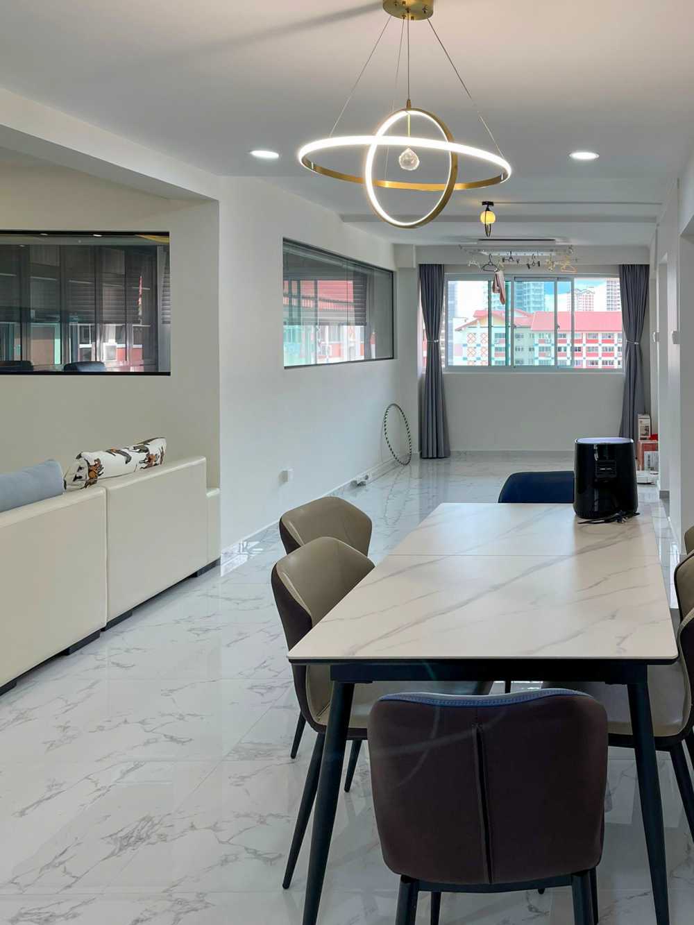 Modern Dining Room with Dining Table and Dining Chairs