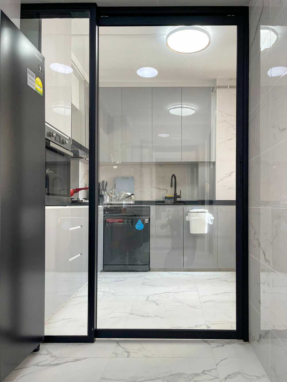 Modern Kitchen with Glass Door and Kitchen Cabinets