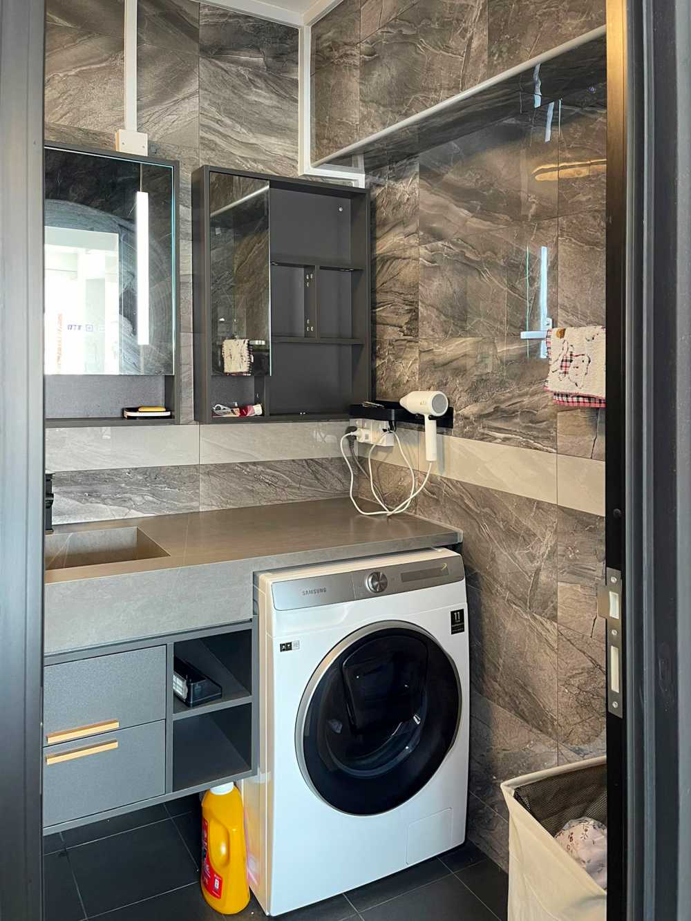 Modern Bathroom with Countertop and Washing Machine