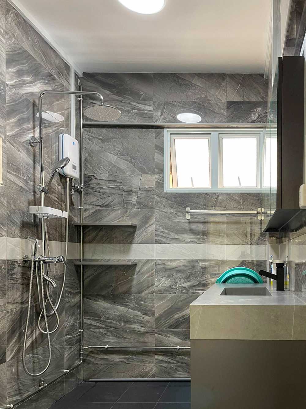 Modern Bathroom with Countertop and Marble Floor