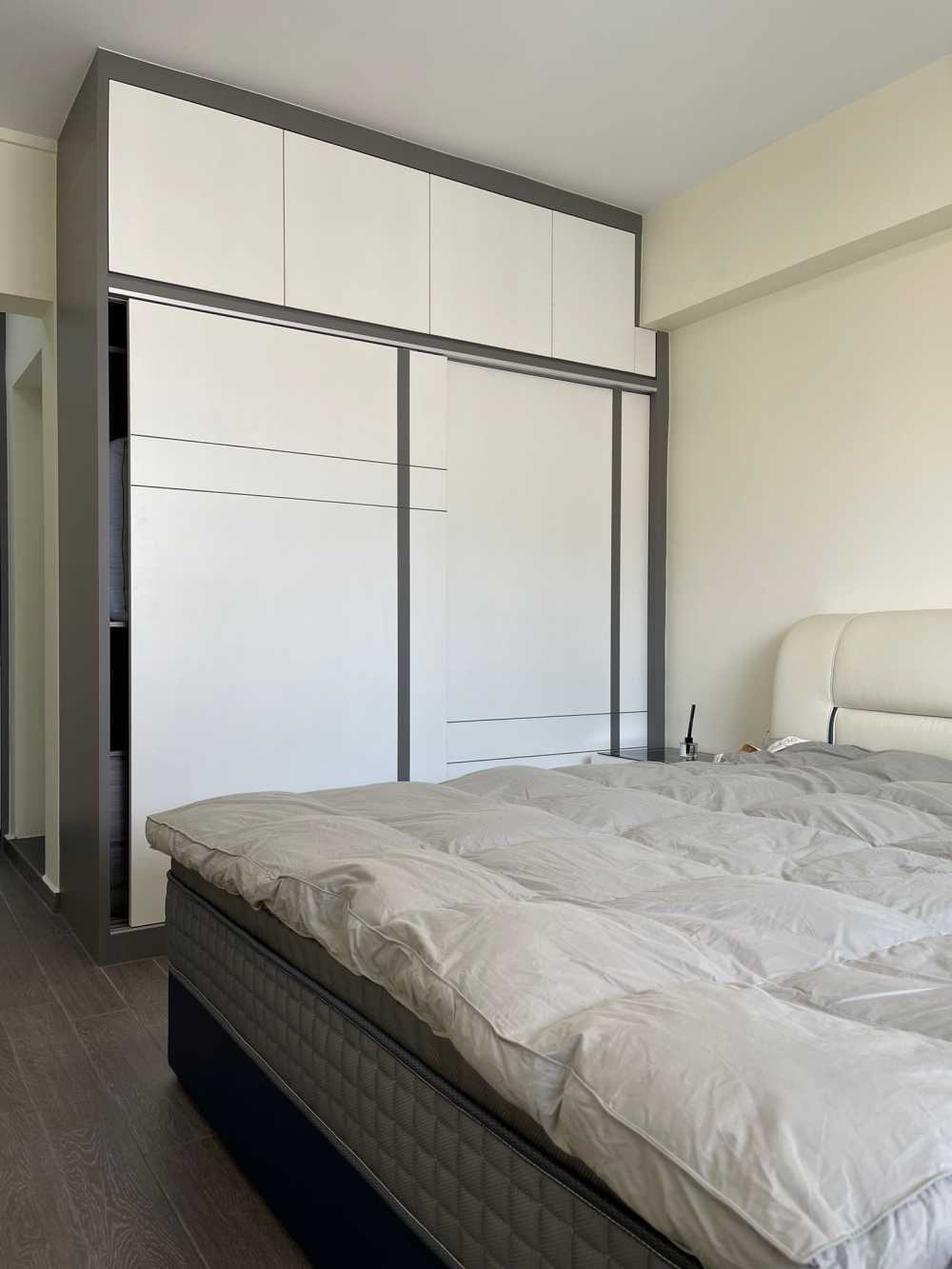 Modern Bedroom with Vinyl Flooring and Wardrobe