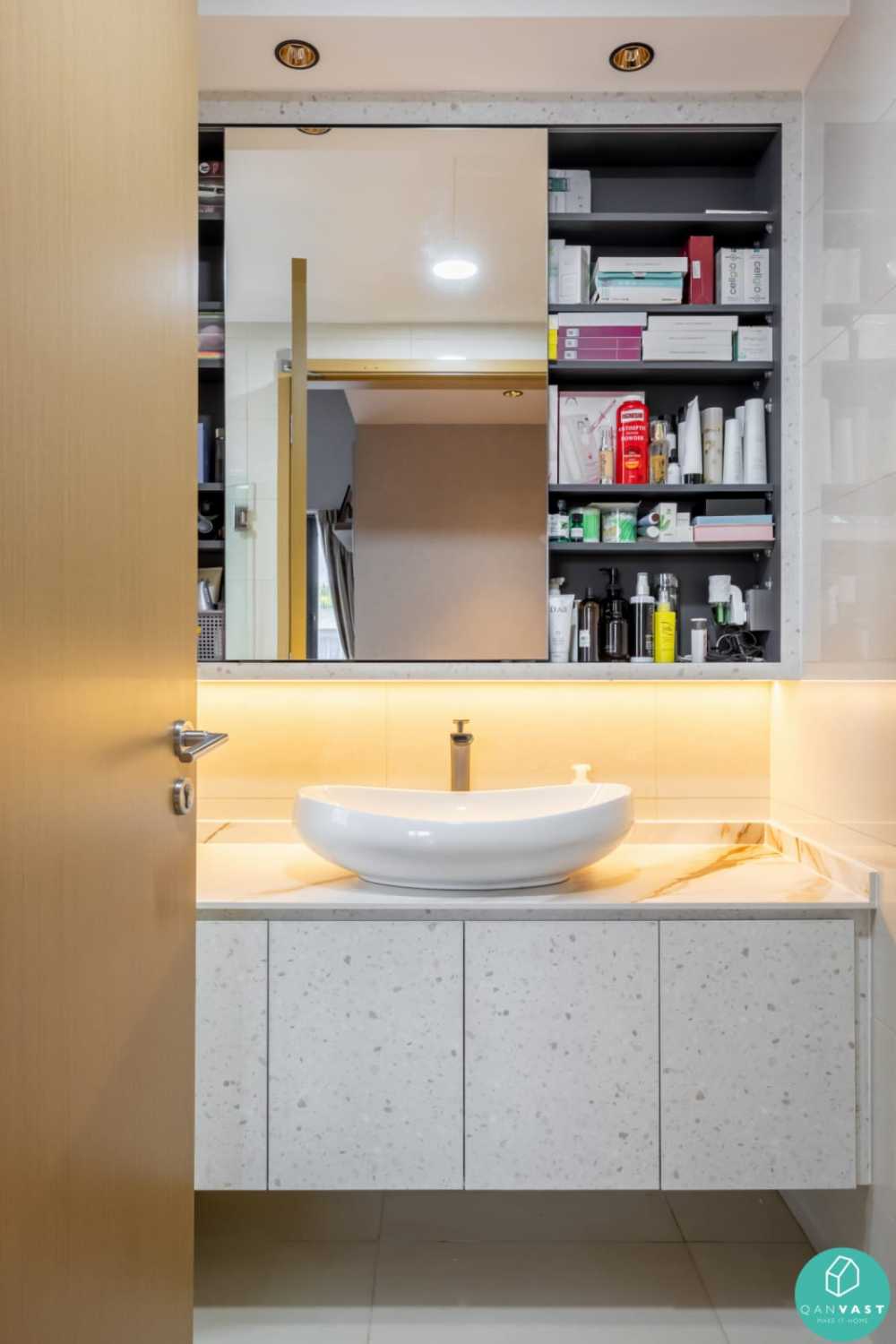 Modern Bathroom with Mirror and Mosaic