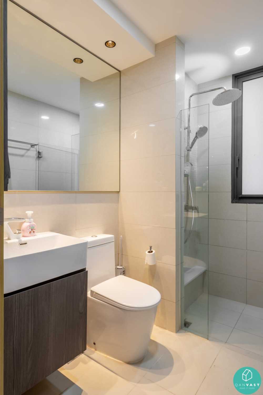 Modern Bathroom with Mirror and Mosaic