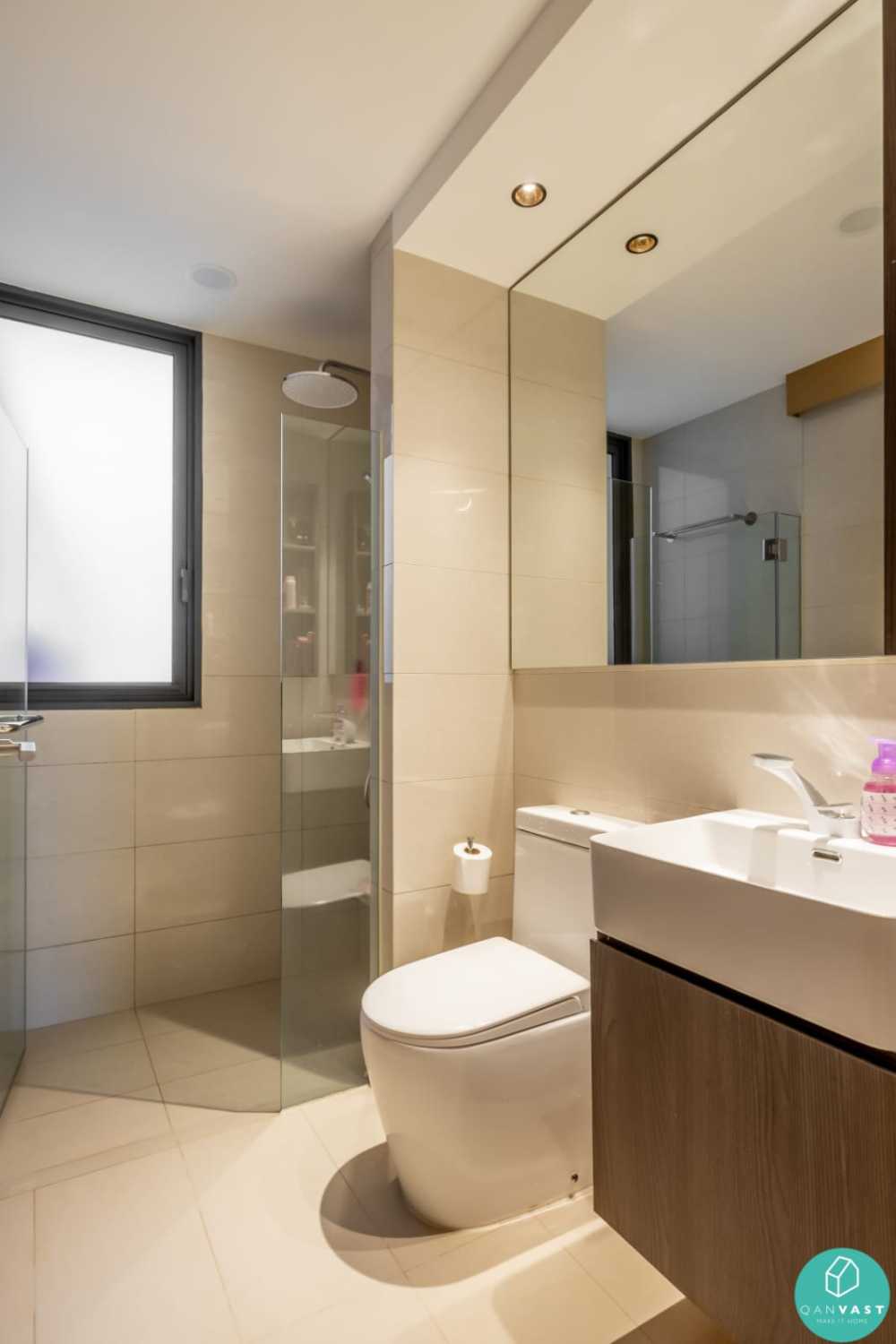 Modern Bathroom with Mirror and Mosaic