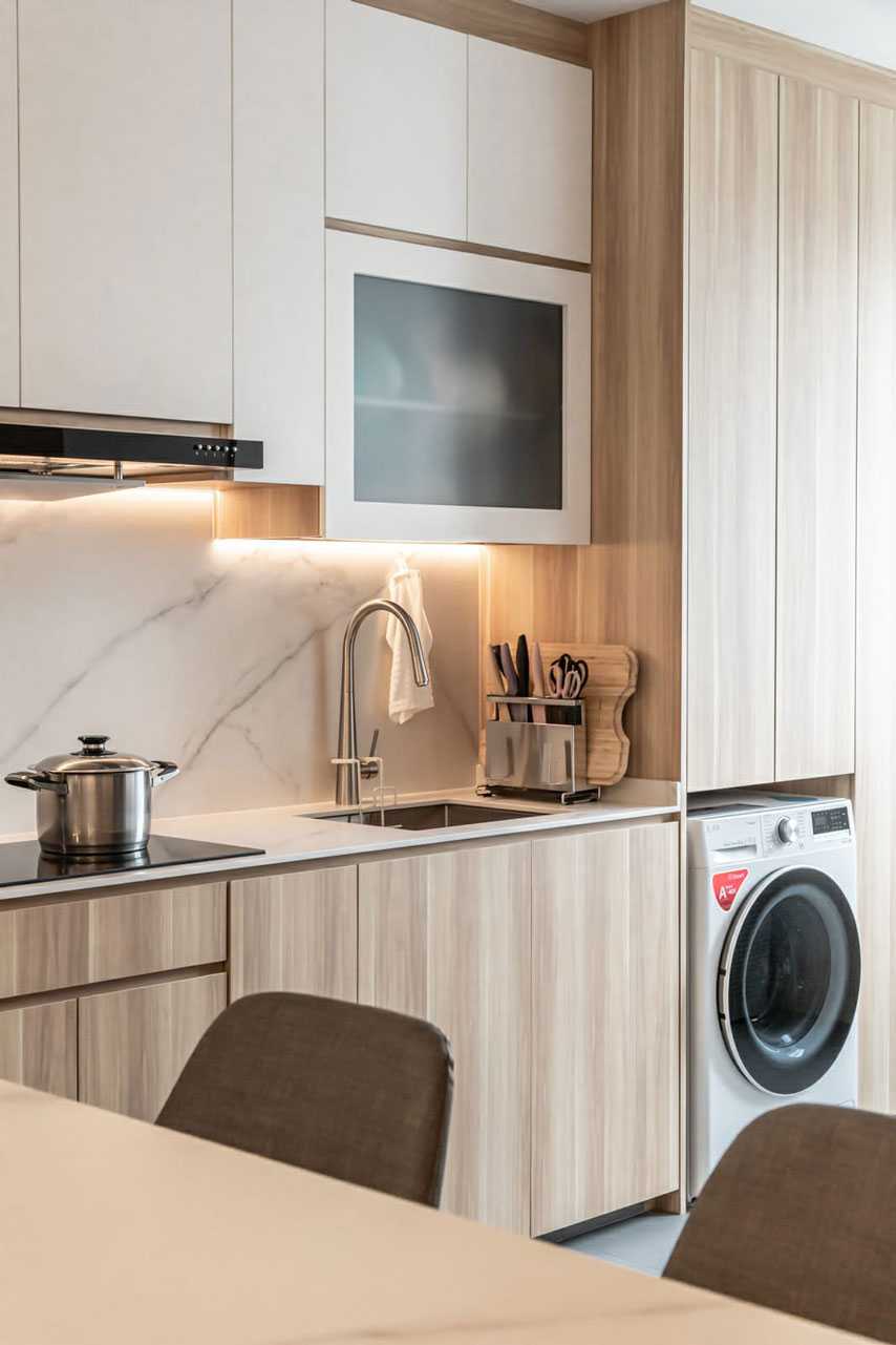 Modern Kitchen with Cupboard and Open Kitchen