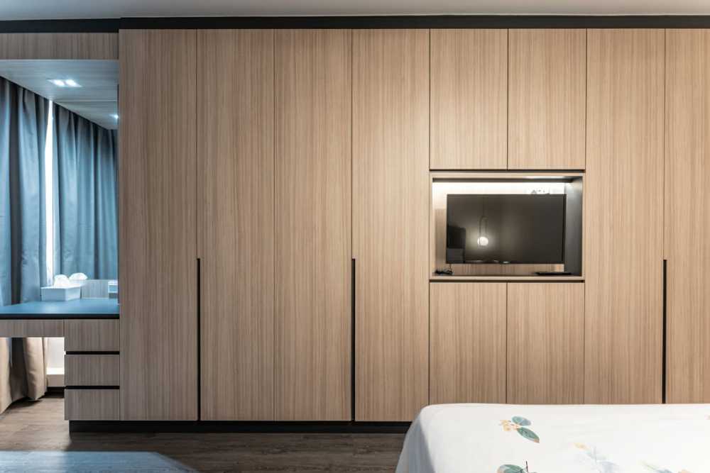Modern Bedroom with Wood Flooring and Mirror
