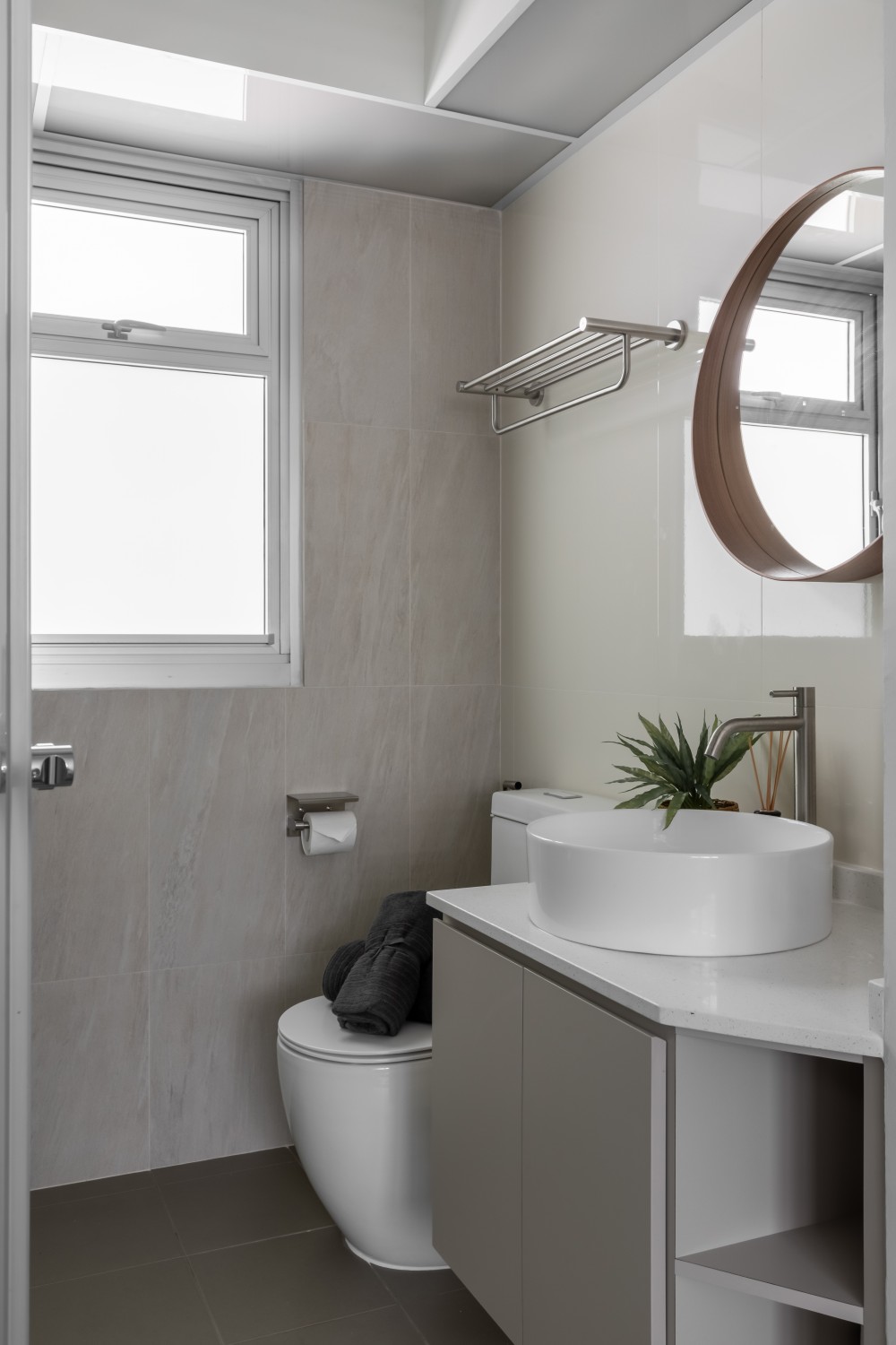 Minimalist Bathroom with Countertop and Homogeneous Tiles