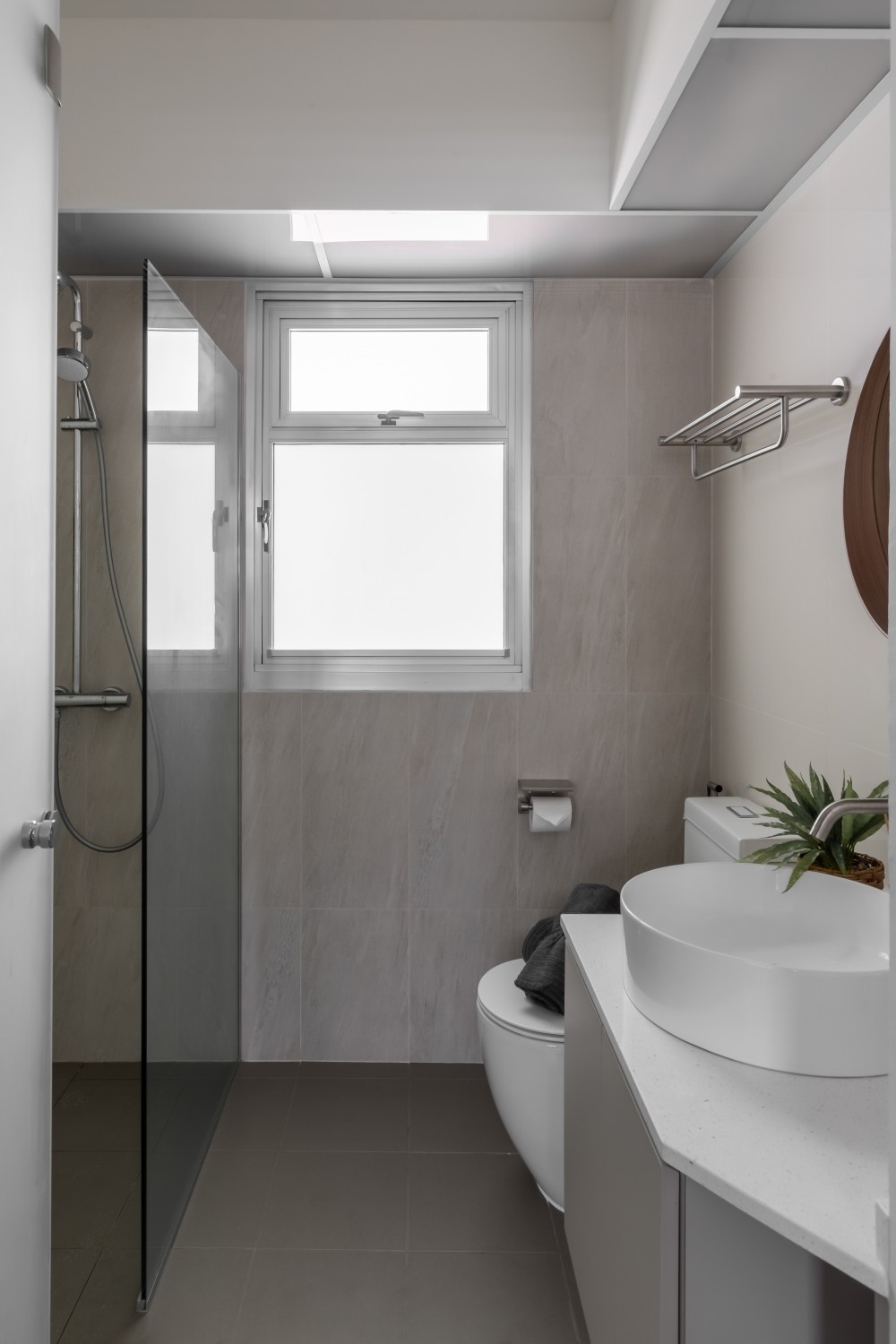 Minimalist Bathroom with Countertop and Homogeneous Tiles