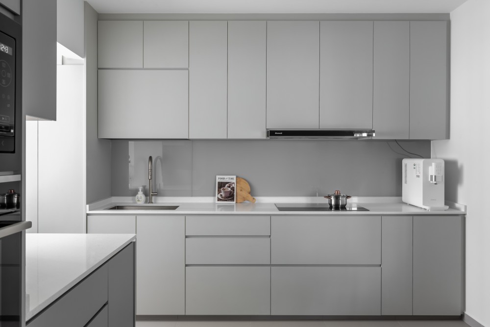 Minimalist Kitchen with Countertop and Homogeneous Tiles