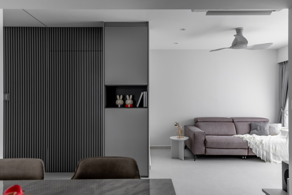 Minimalist Living Room with Homogeneous Tiles and Feature Wall