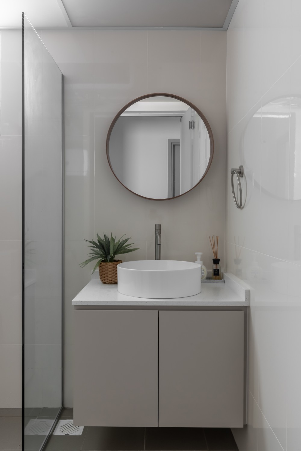 Minimalist Bathroom with Homogeneous Tiles and Mirror