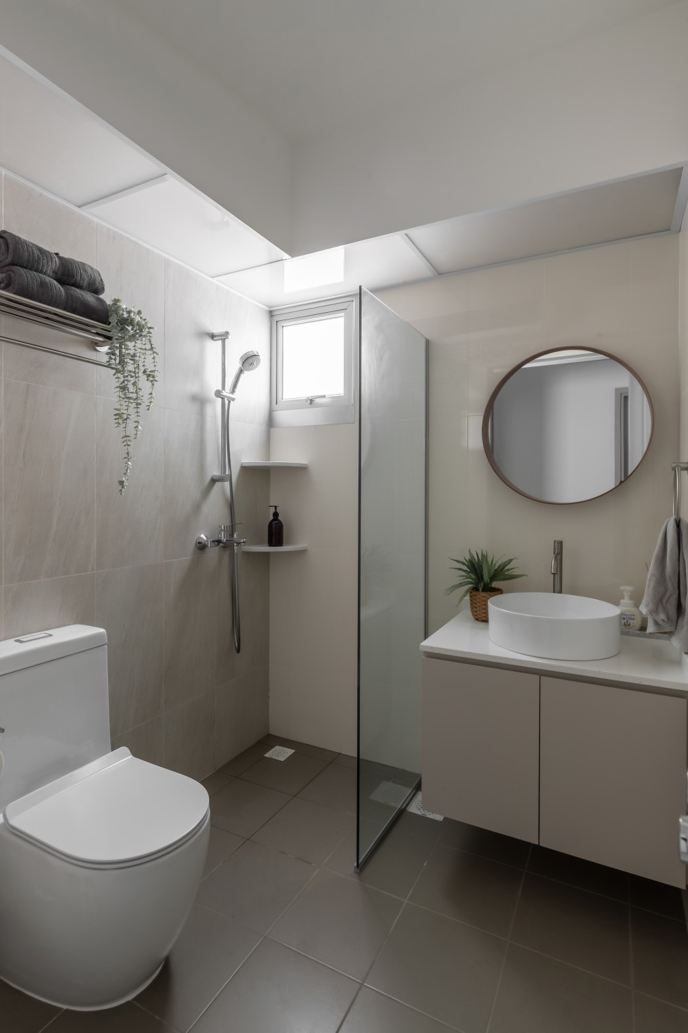 Minimalist Bathroom with Countertop and Homogeneous Tiles