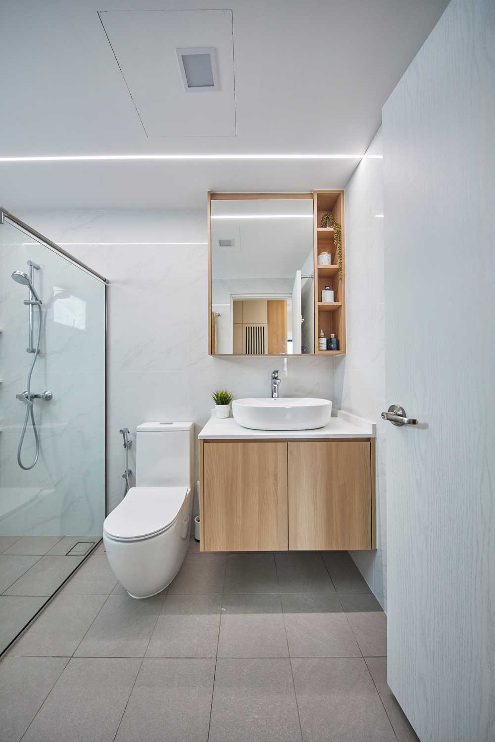 Scandinavian Bathroom with Mirror and Bathroom Storage