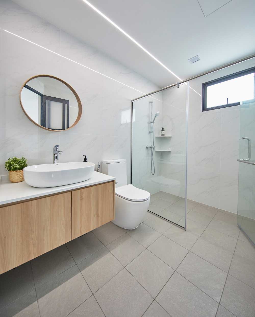 Scandinavian Bathroom with Mirror and Bathroom Storage