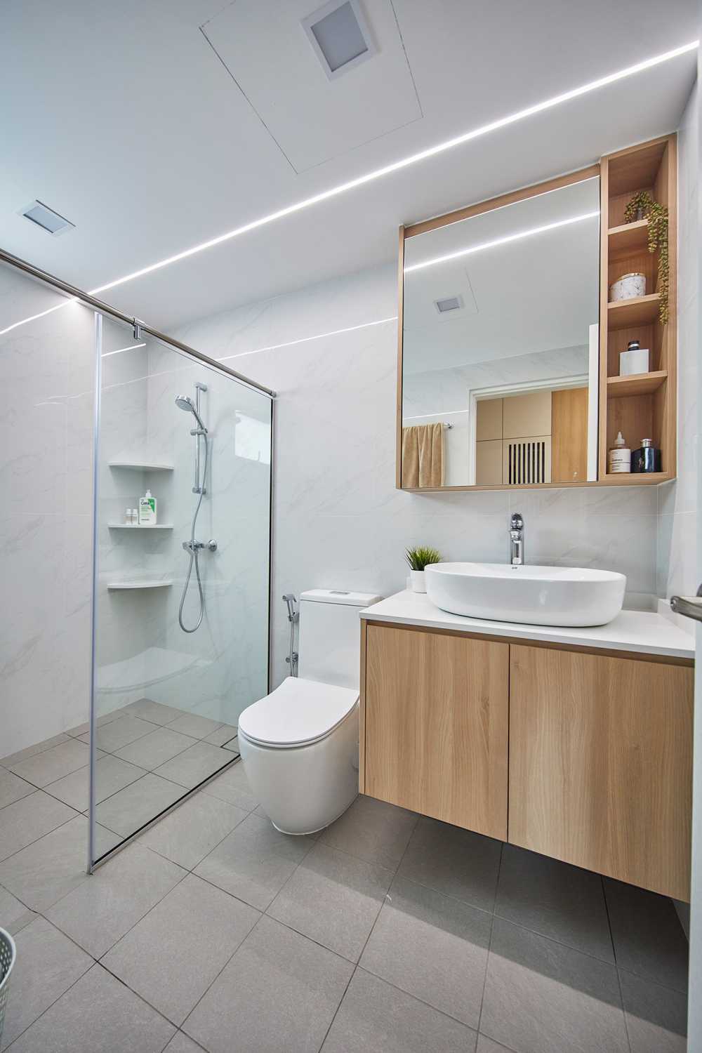Scandinavian Bathroom with Mirror and Bathroom Storage