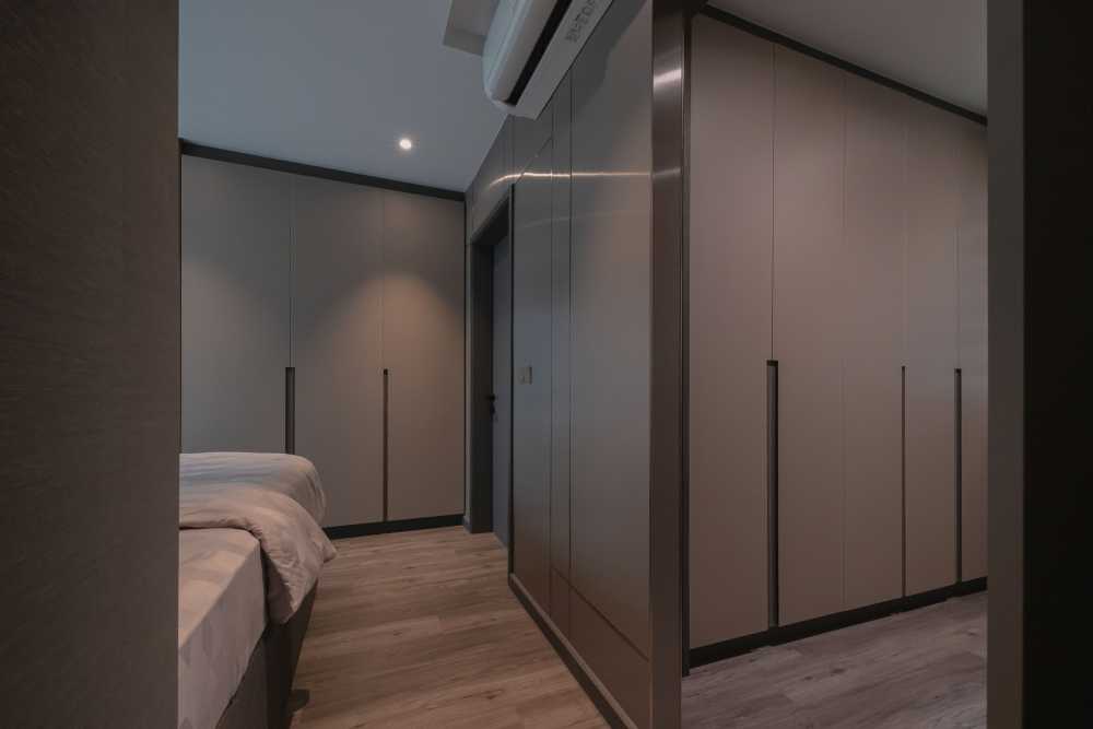 Modern Walk-in Wardrobe with Mirror and Wardrobe