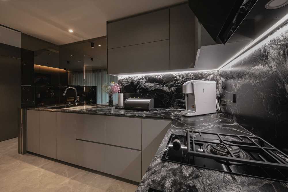 Modern Kitchen with Kitchen Window and Kitchen Backsplash