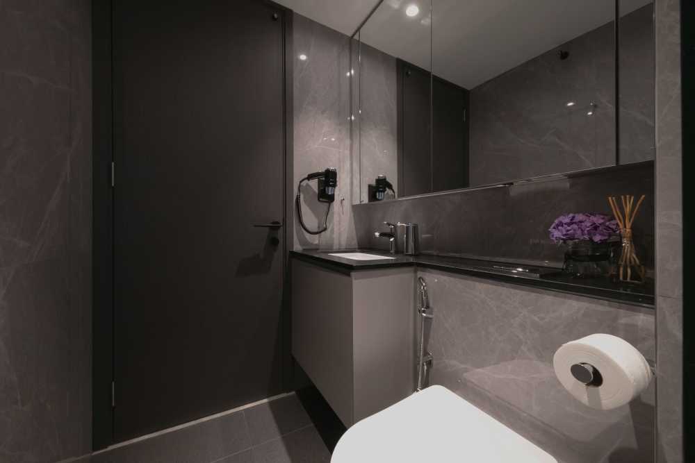 Modern Bathroom with Mirror and Bathroom Storage
