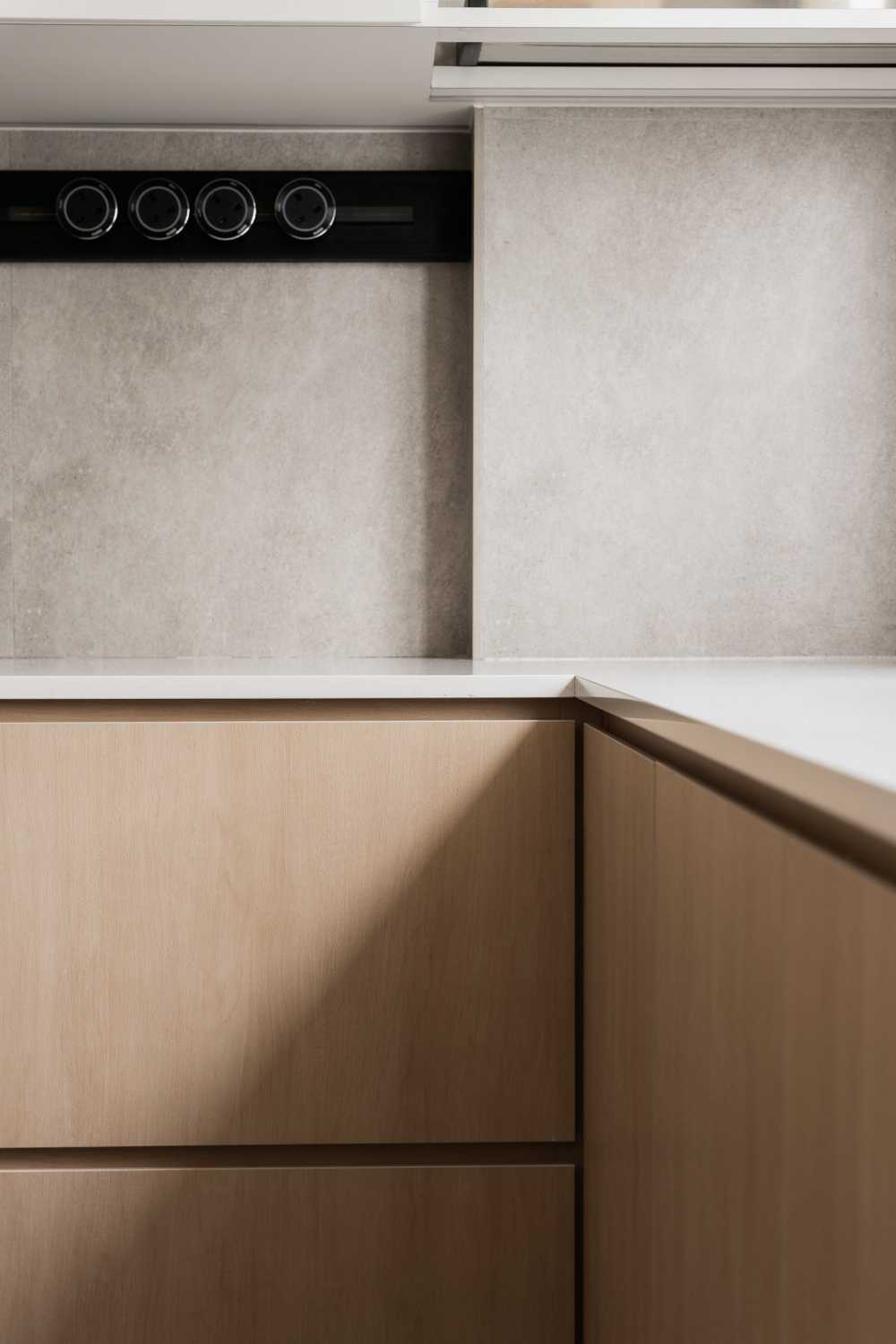 Minimalist Kitchen with Vinyl Flooring and Kitchen Accessories